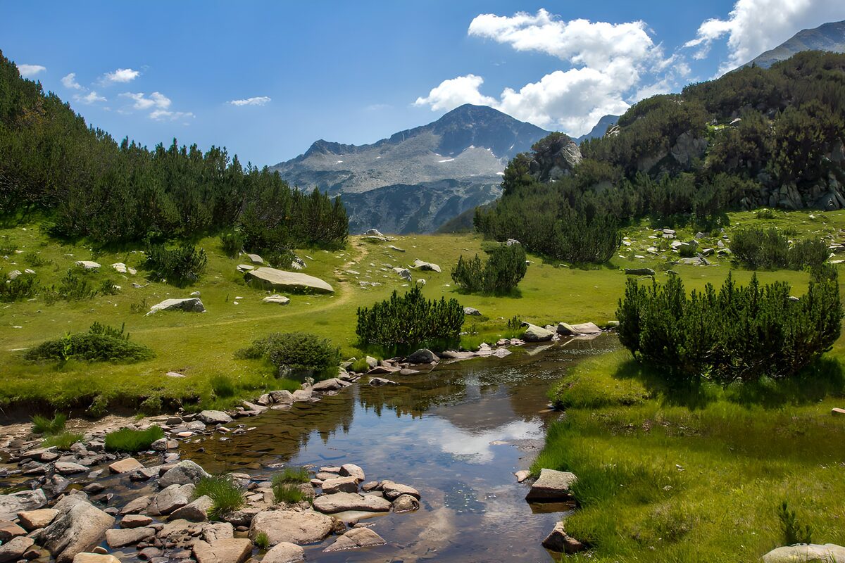 TPDE71002: Berglandschaft mit klaren Gewässern