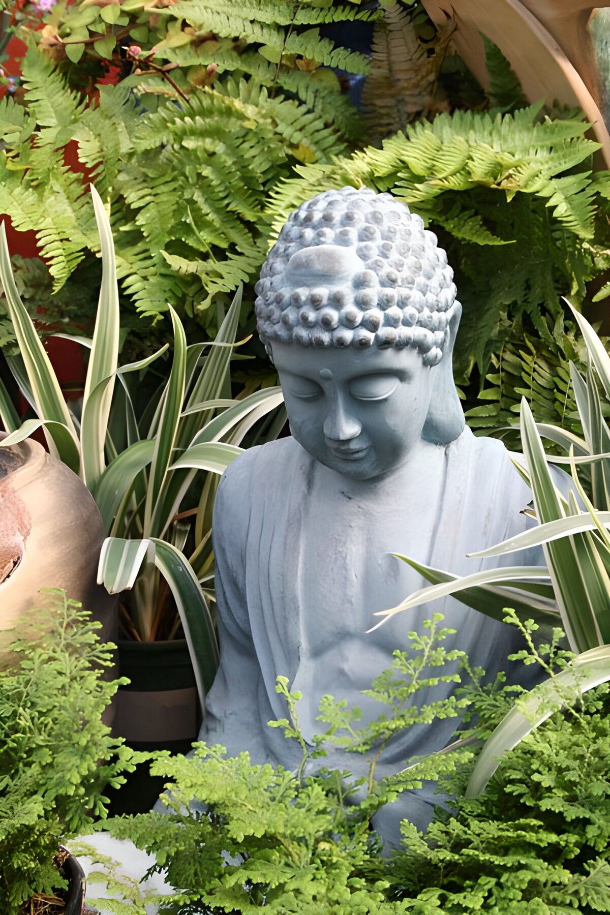 Buddha inmitten tropischer Pflanzen