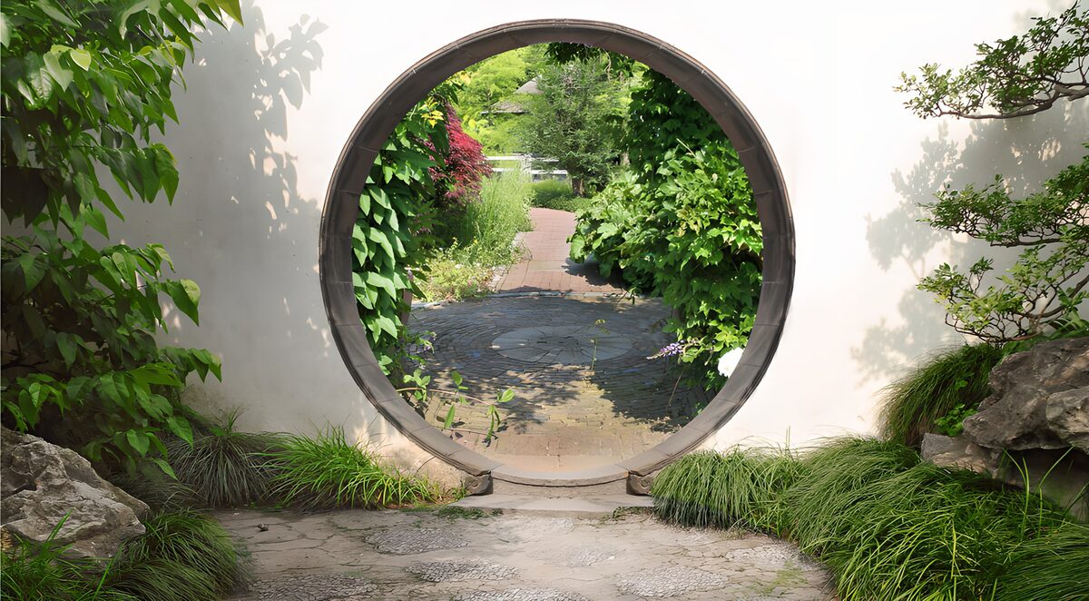 Gartenblick durch den Rundbogen