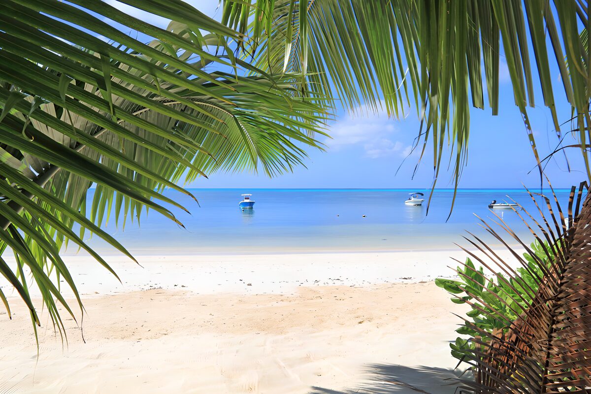 TPDE18459: Ruhiger Strand mit Booten im Wasser