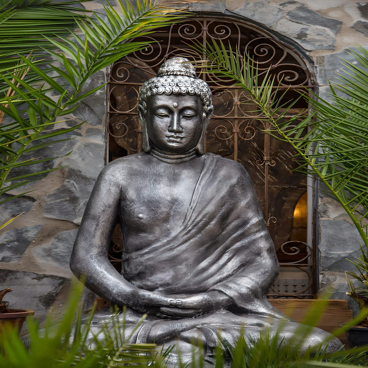 TPDE54473: Buddha-Statue im grünen Umfeld