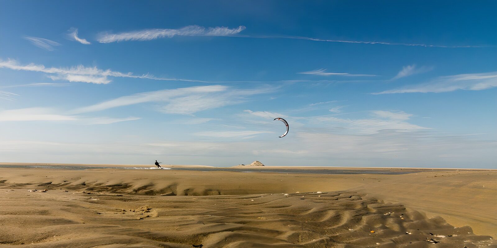 TPDE91431: Kitesurfer am Strand bei herrlichem Wetter