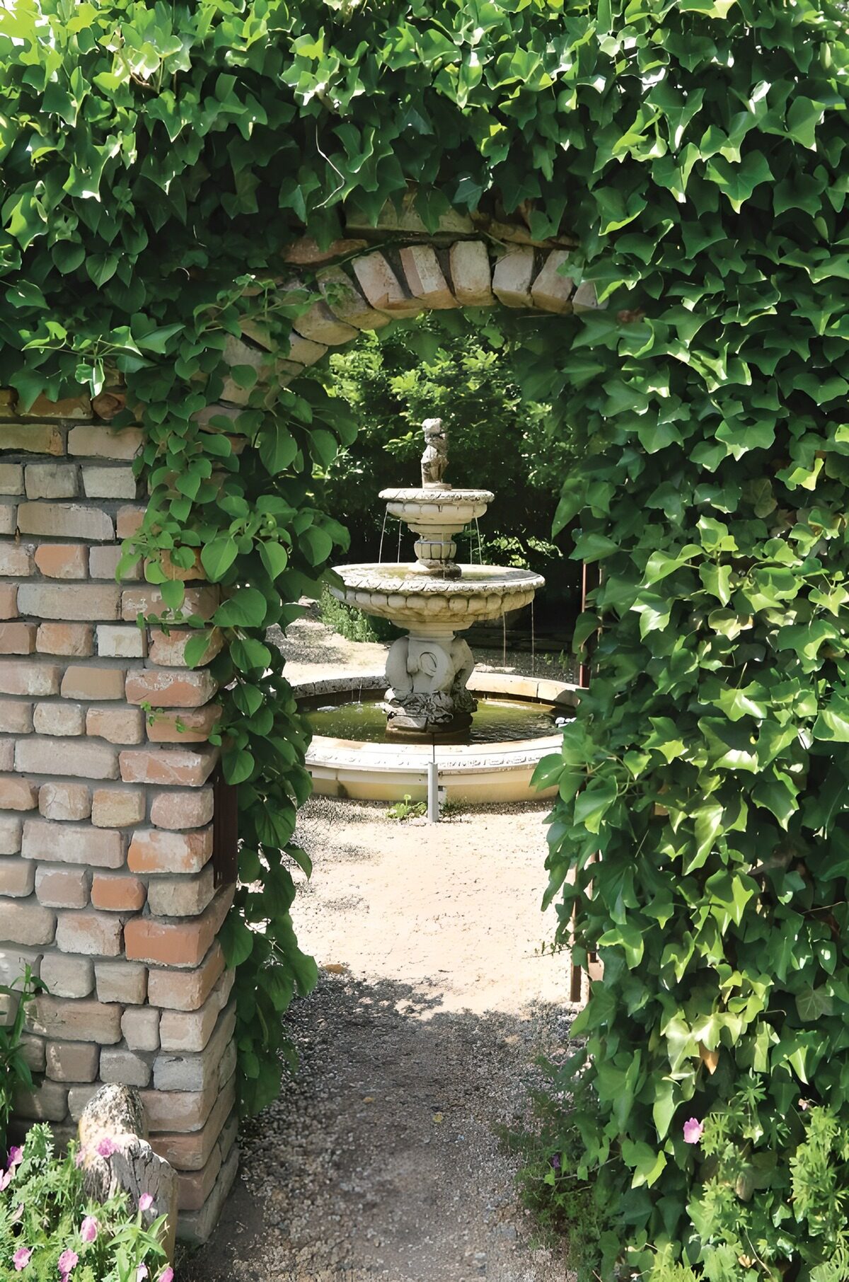 TPDE78338: Malerischer Garten mit einem Brunnen