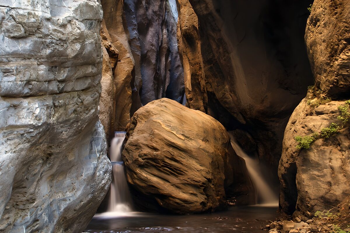 TPDE97667: Wasserfälle in einem Klamm