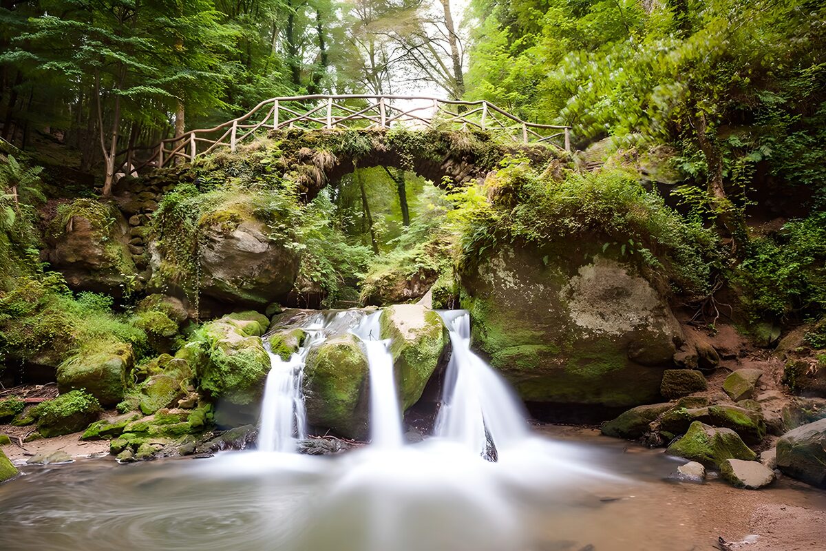 TPDE98093: Wanderweg hoch über einem Wasserfall
