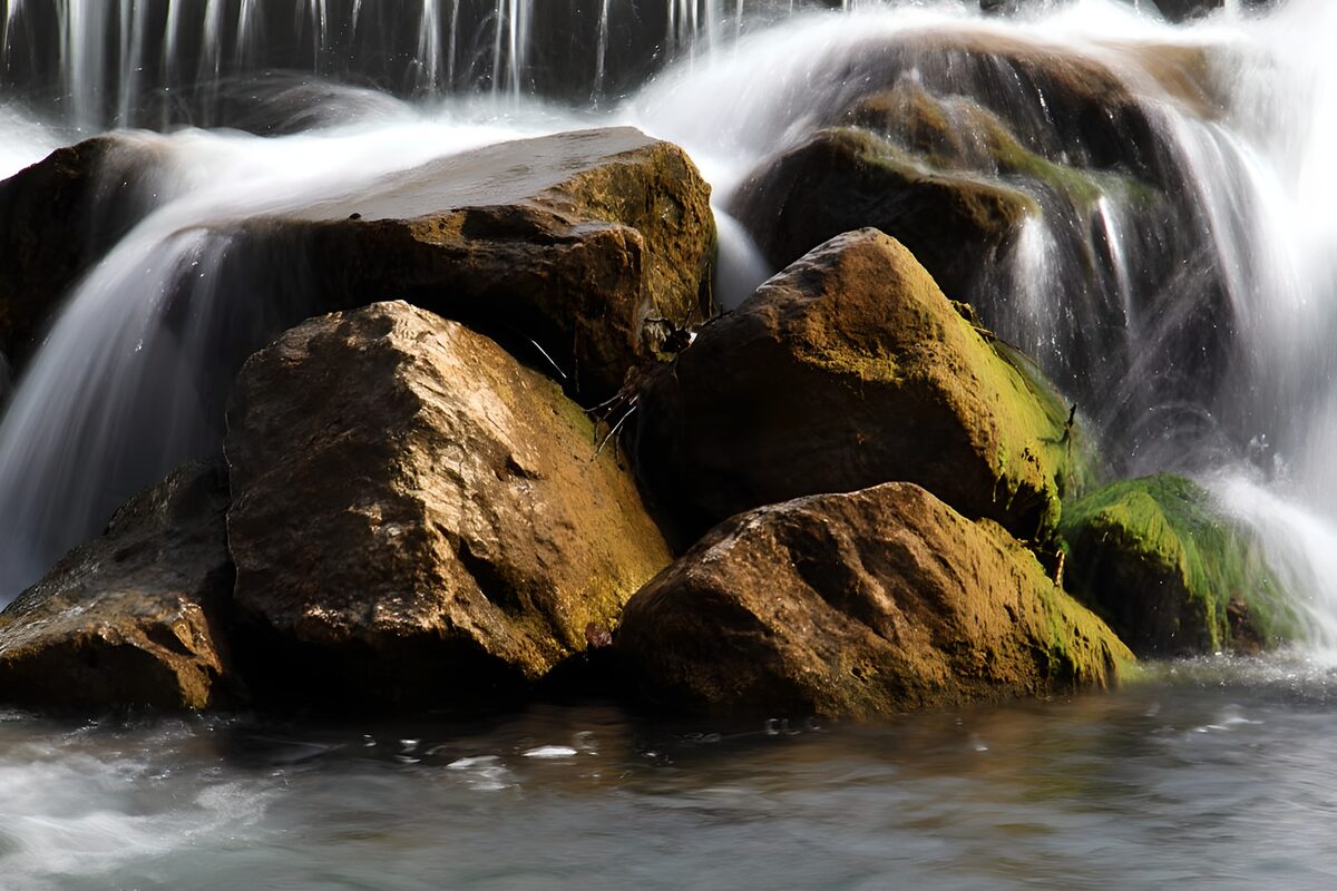 die unbändige Kraft des hinabstürzendes Wasser über große Felsen
