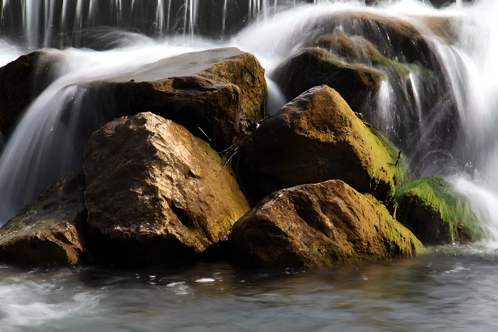 TPDE55276: die unbändige Kraft des hinabstürzendes Wasser über große Felsen