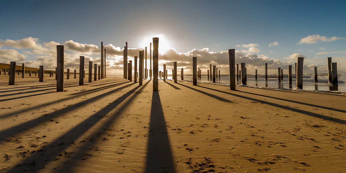 TPDE37971: Schatten der Pfosten am Strand