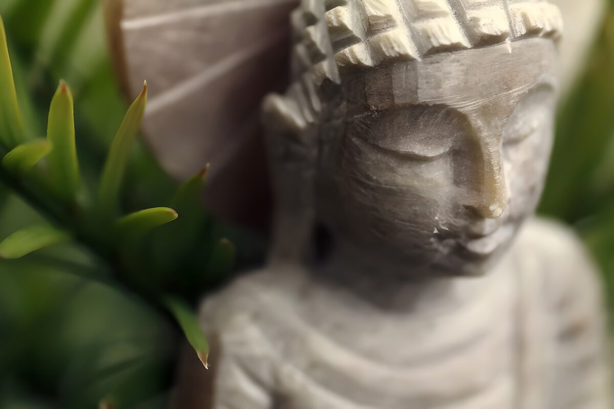 Buddha-Statue vor grüner Kulisse