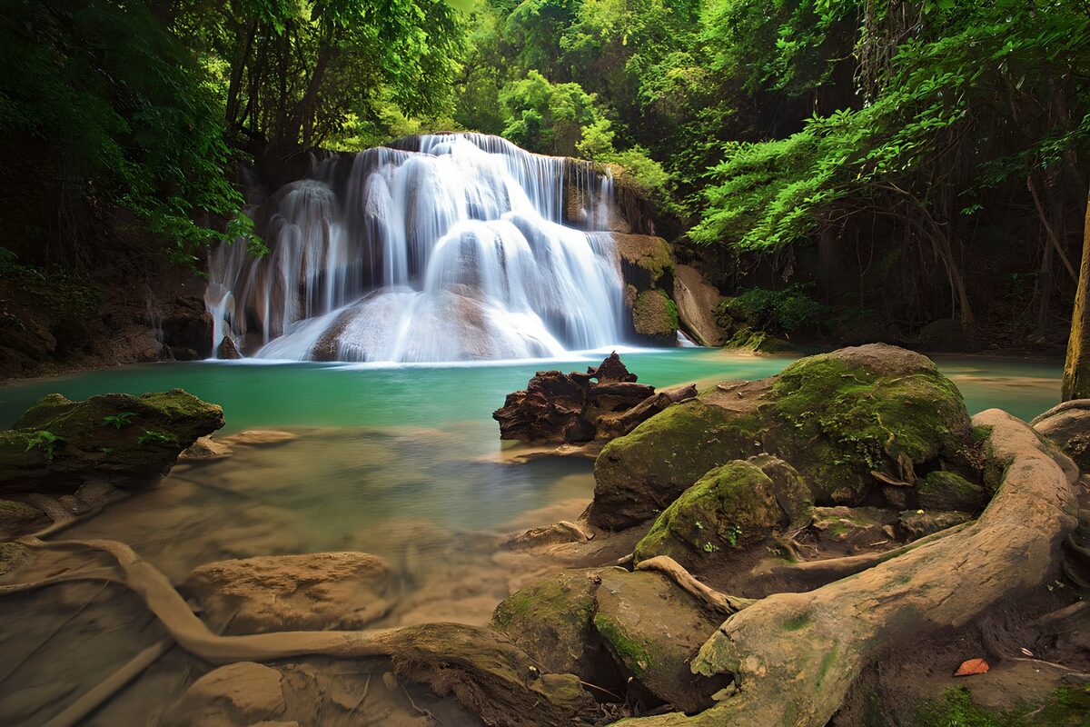 TPDE36769: Glitzernder Wasserfall im Dschungel