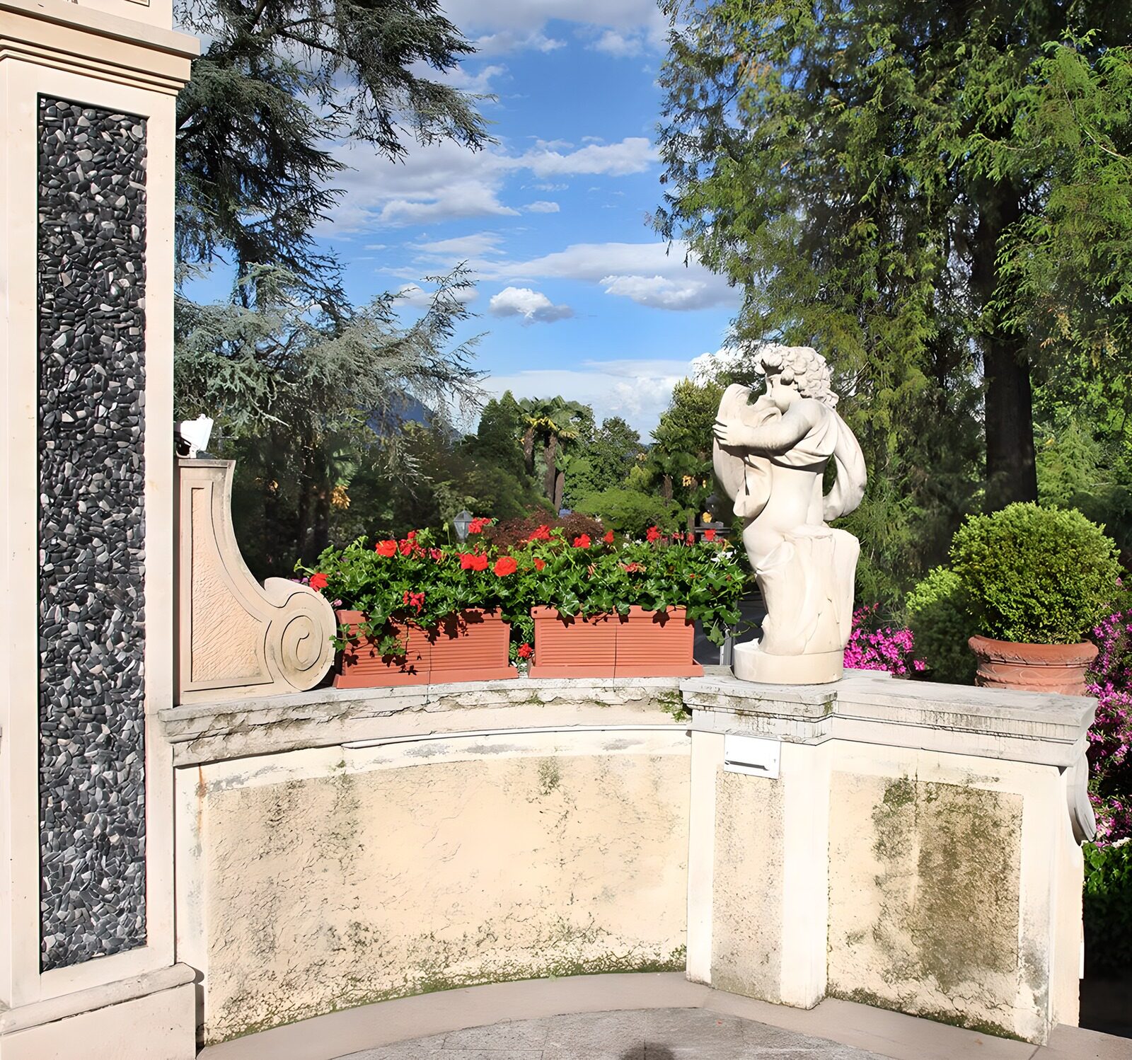 TPDE84744: ein Park bei einem Schloss