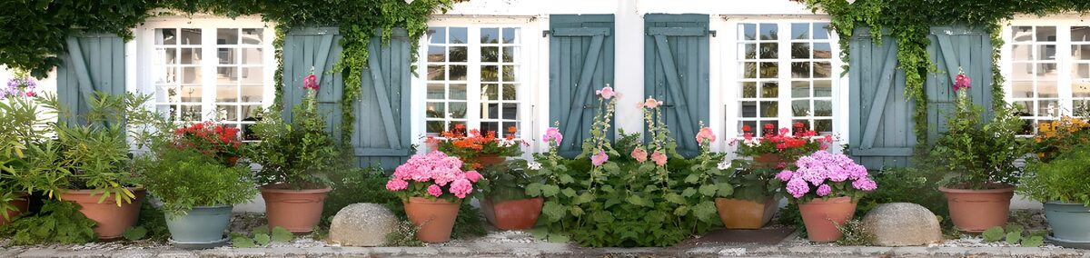 niedliches weißes Häuschen mit blauen Luken in Schleswig Holstein