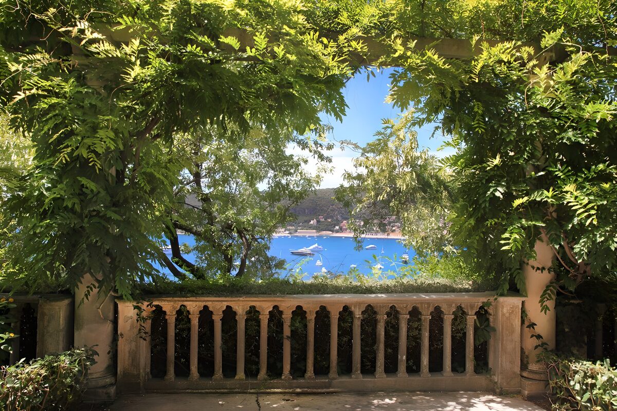 von einer Ballustrade hat man Aussicht auf das Mittelmeer
