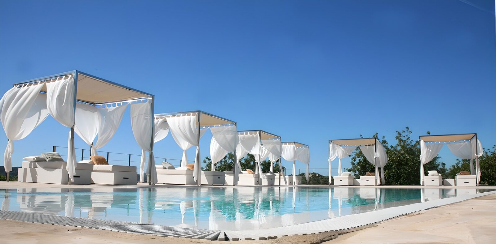 TPDE22182: Sonnenliegen am Pool eines Luxus-Resorts