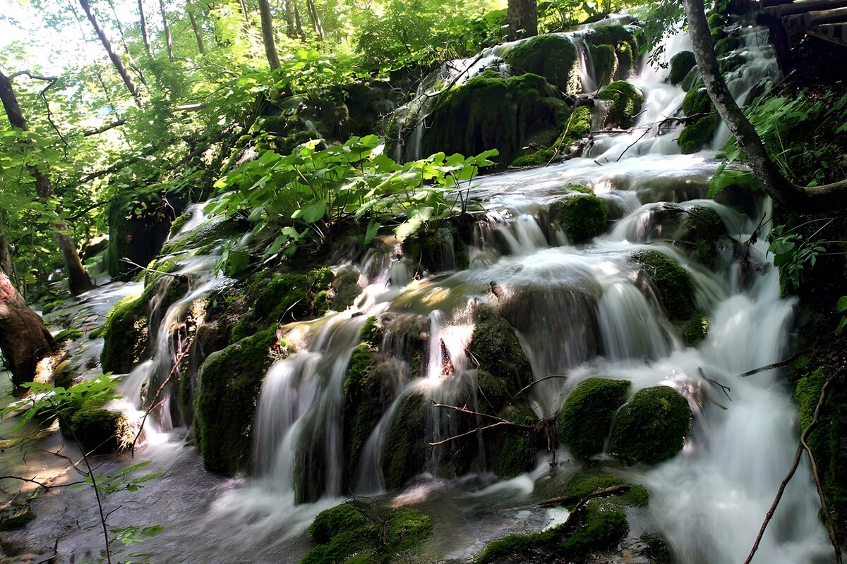 natürliche Wasserfälle
