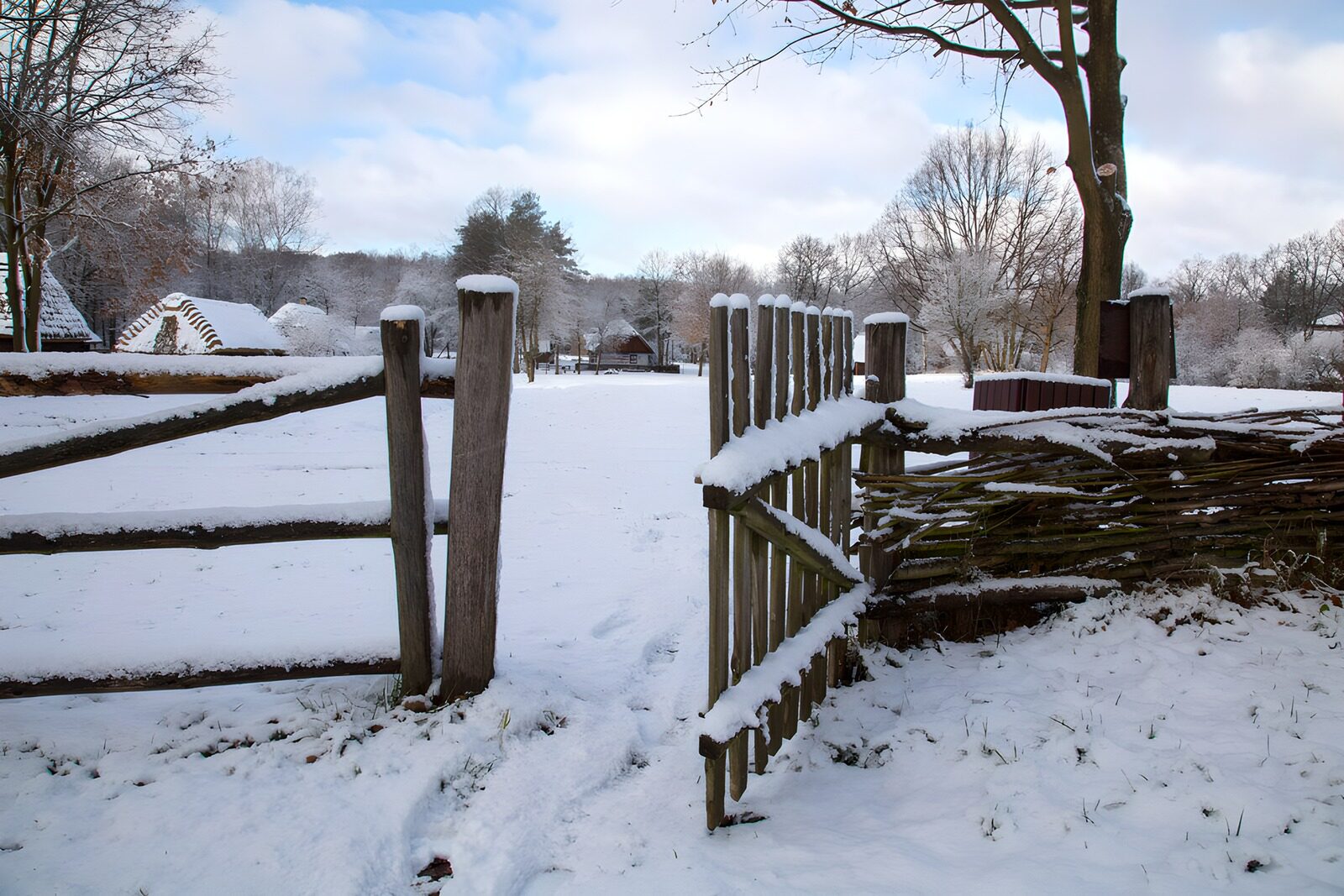 TPDE37055: Winterlandschaft mit offenem Tor