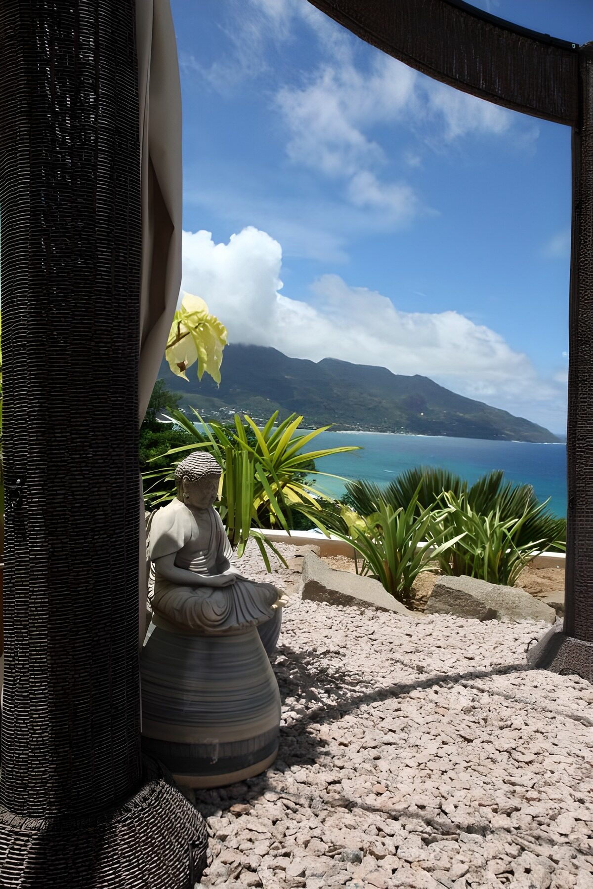 konzentrierte Buddha mit Blick aufs Meer