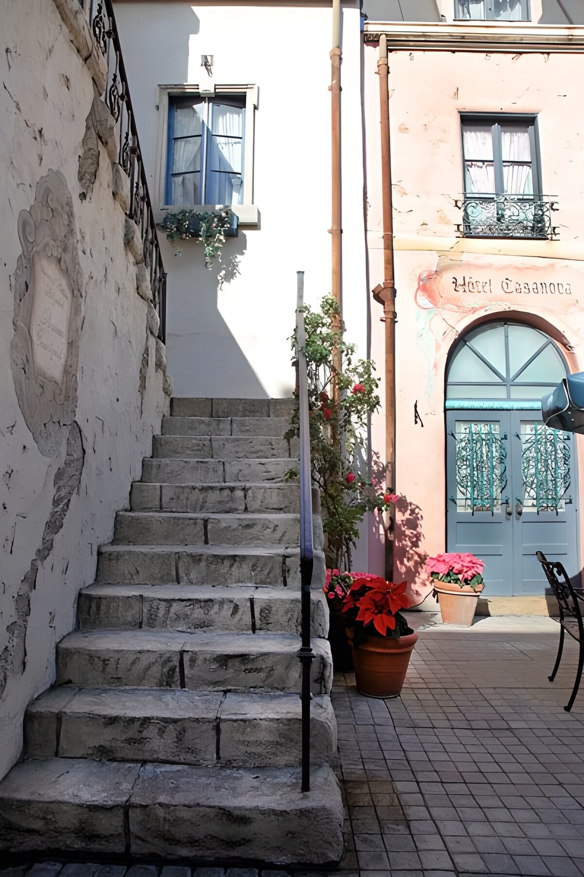 TPDE77257: Treppe eines Hauses mit alter Terrasse