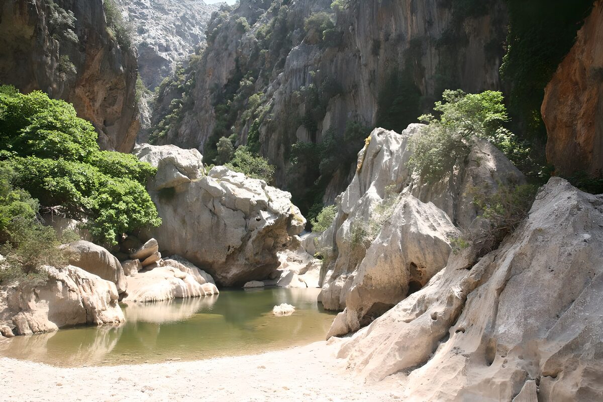 TPDE16911: kleiner See zwischen den Felsen Version 1