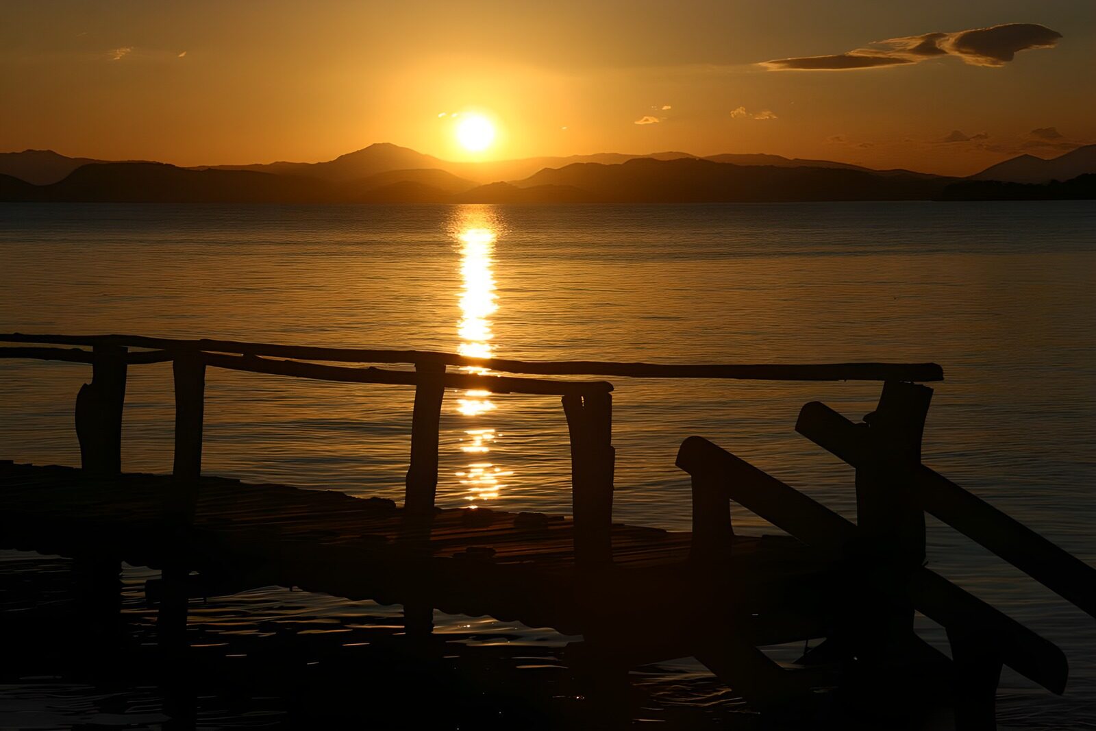 TPDE81517: Steg an einem See und ein romantischer Sonnenuntergang 
