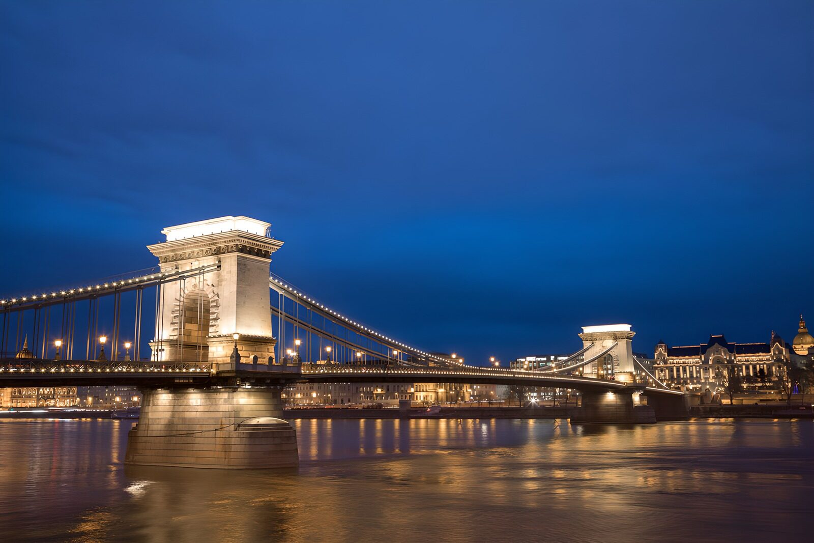 TPDE60375: Kettenbrücke bei Nacht in Budapest