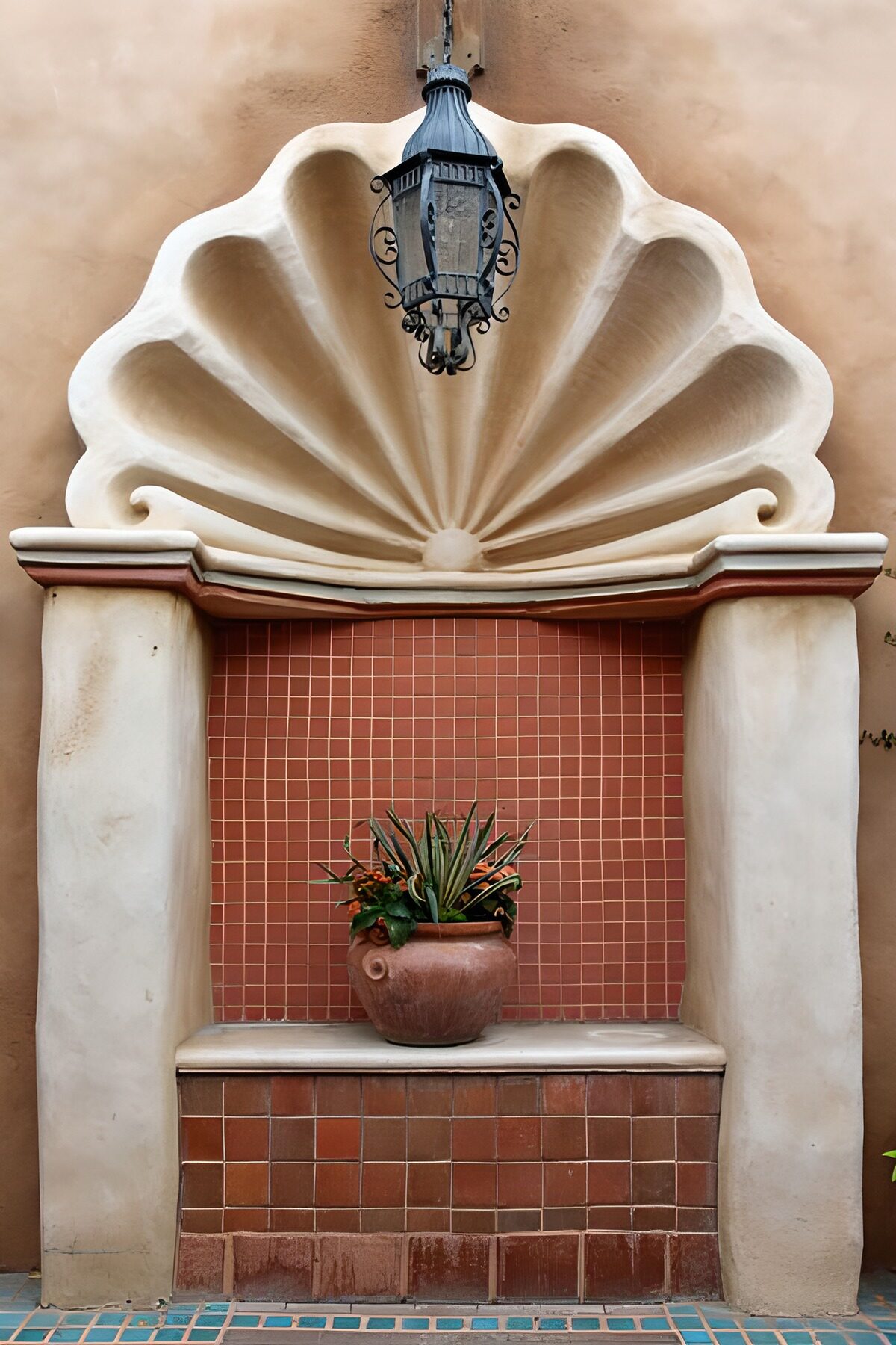 TPDE13999: Springbrunnen mit Mosaik, eine Straßenlaterne und ein Blumentopf