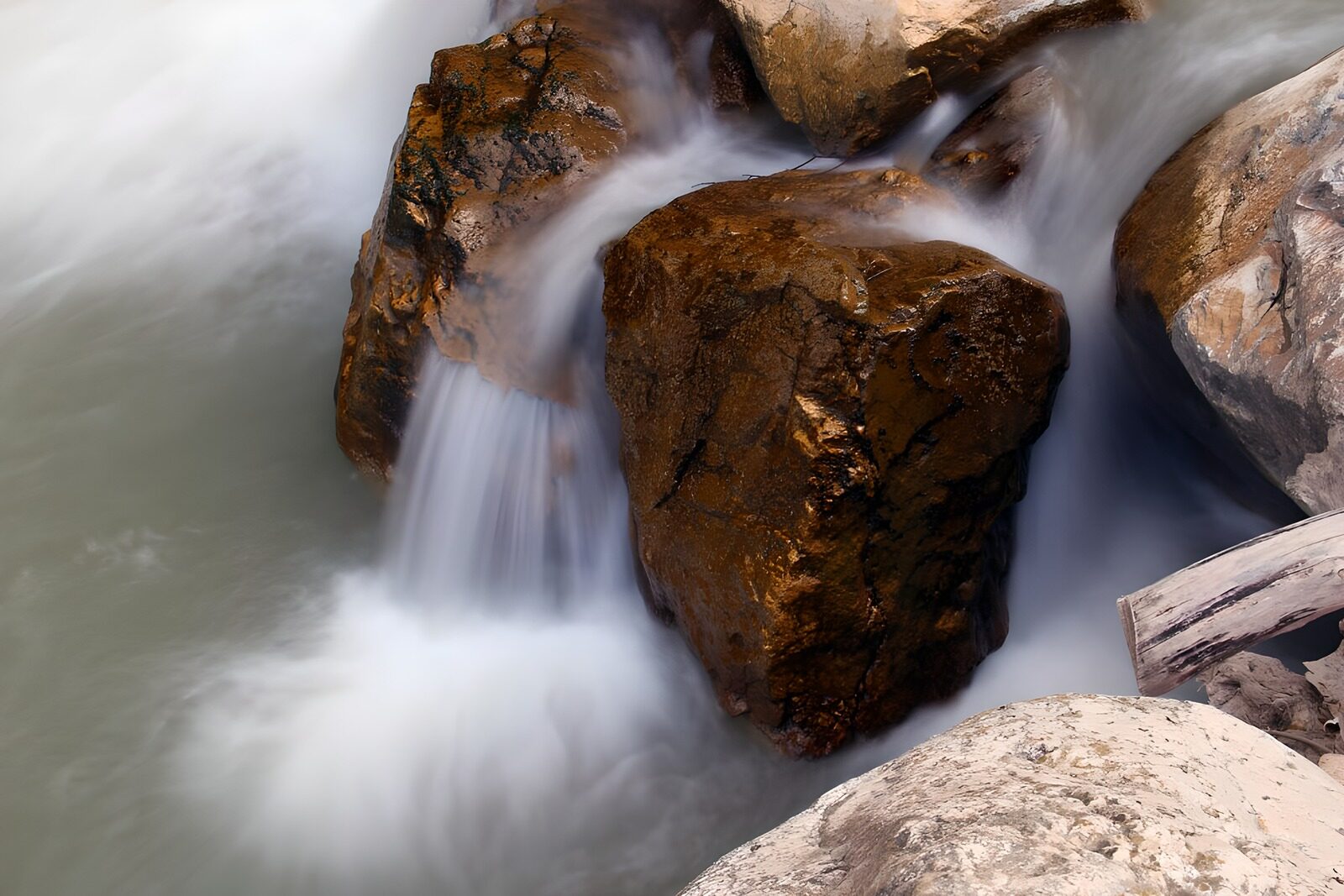 TPDE82141: die Fallhöhe dieses Wasserfalls ist bestimmt 100m