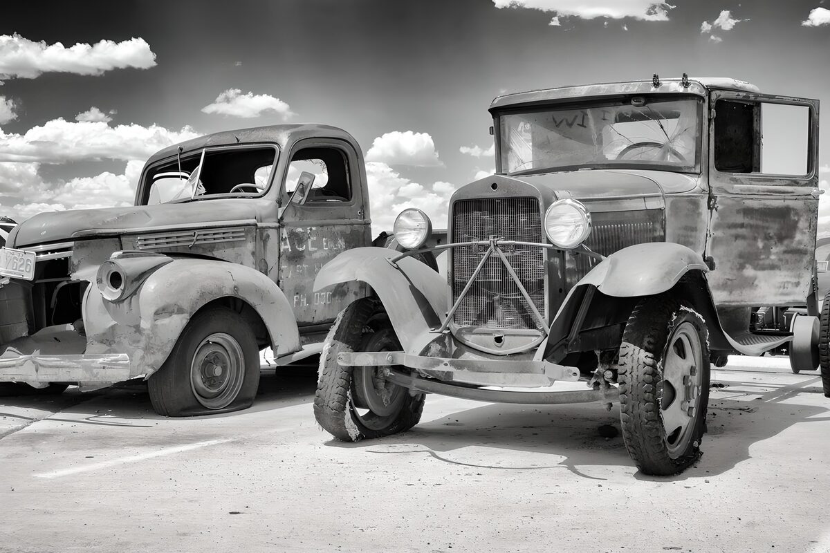 Alte Autos in Schwarz-Weiß