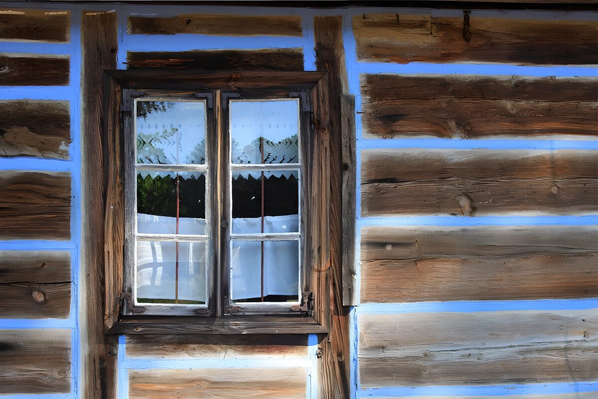 TPDE65061: Gardinen vor einem Holzfenster und blaue Nuten einer Berghütte