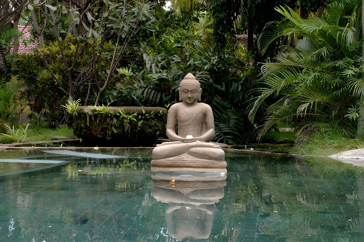 TPDE29815: Buddha-Statue in einem Teich