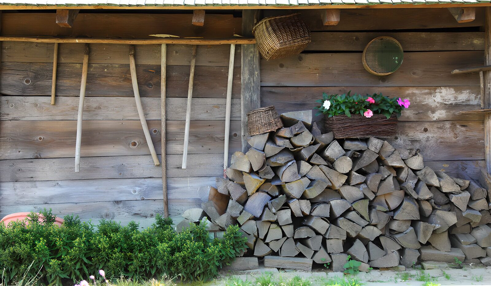 TPDE97089: Rustikale Holzlager an der Wand