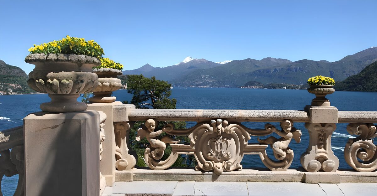 TPDE92015: kunstvolle steinerne Ballustrade mit Ausblick über den Gardasee