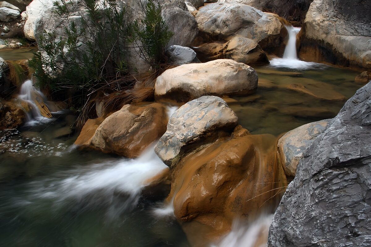 TPDE16724: Felsblöcke im gleitenden Wasser eines Wasserfalls
