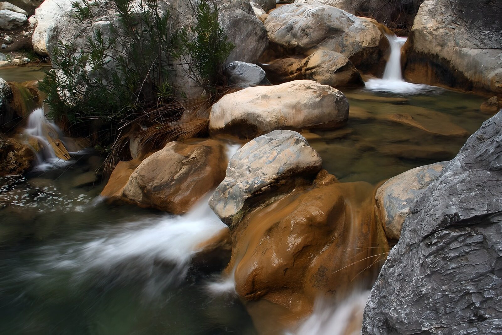 TPDE16724: Felsblöcke im gleitenden Wasser eines Wasserfalls