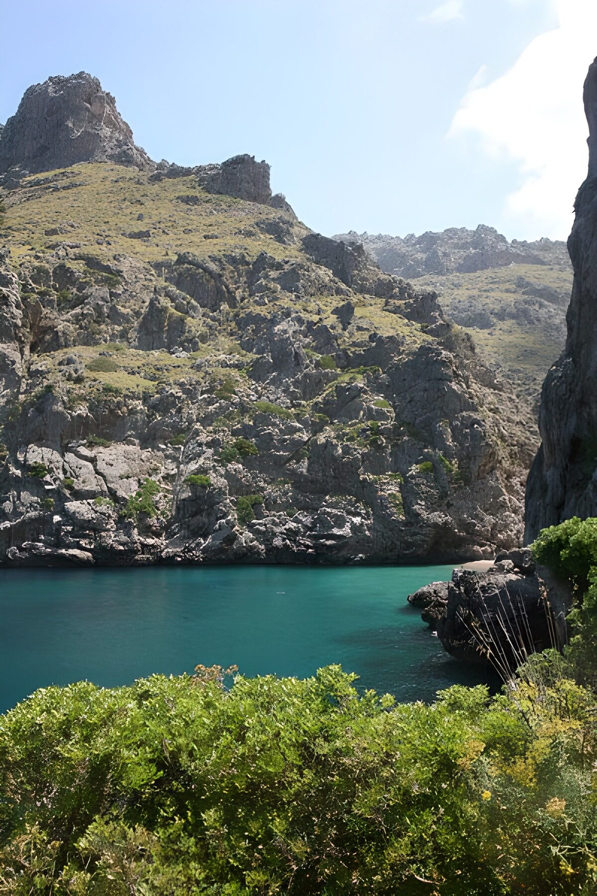 Ausblick auf einen Fluß durch die Berge 