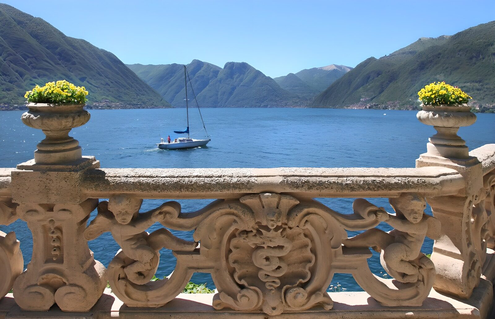 TPDE23092: kunstvolle Ballustrade mit Blick auf ein Segelboot