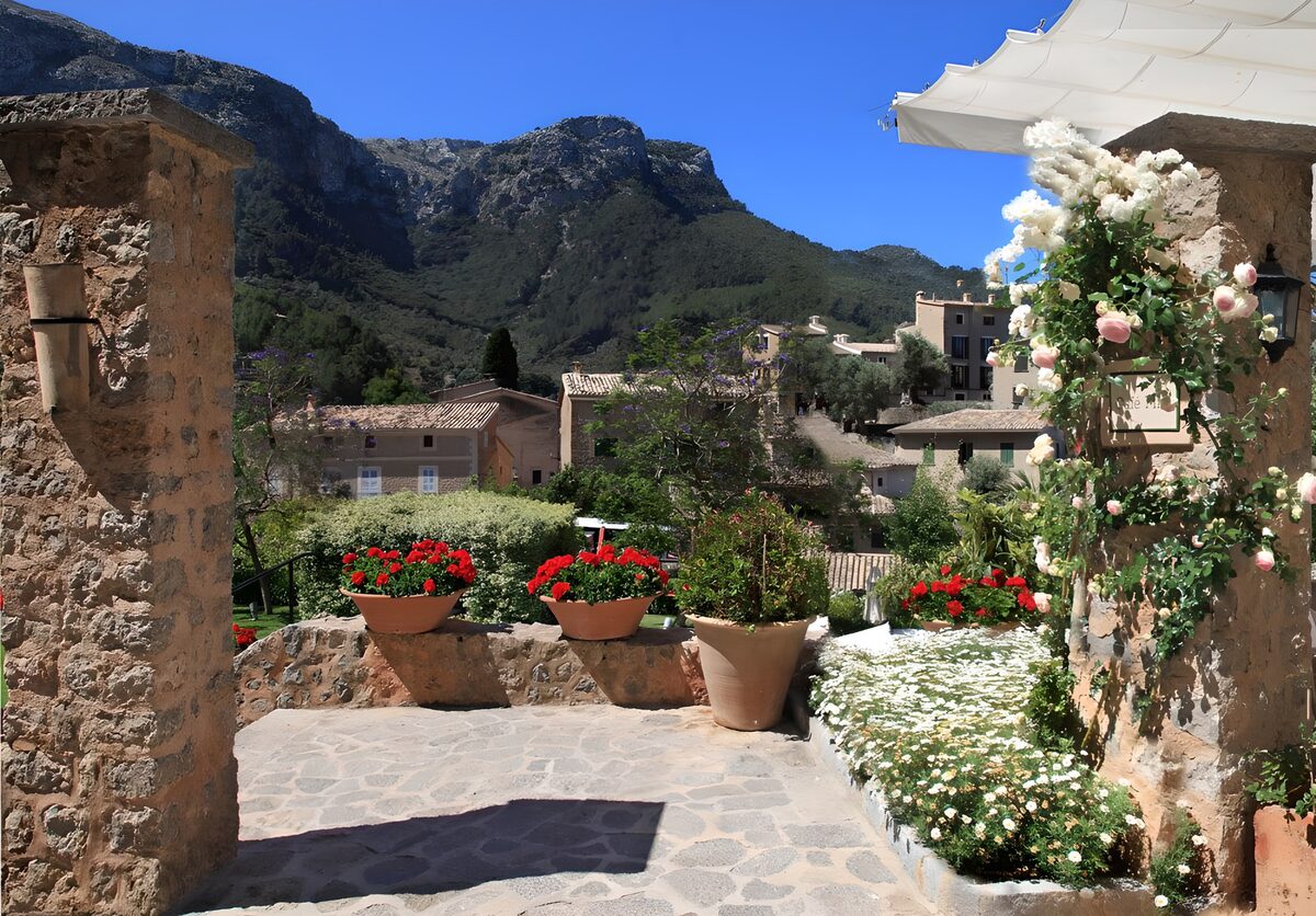 TPDE83372: ein Garten mit Aussicht auf die Berge der Provence