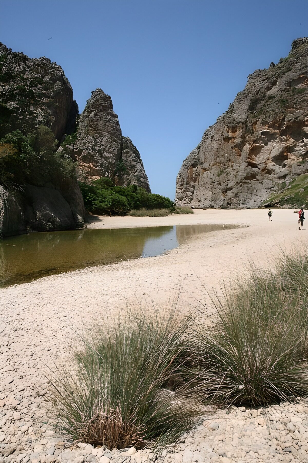 Wassertümpel mit Kieselstrand in einer Gegend mit Schluchten