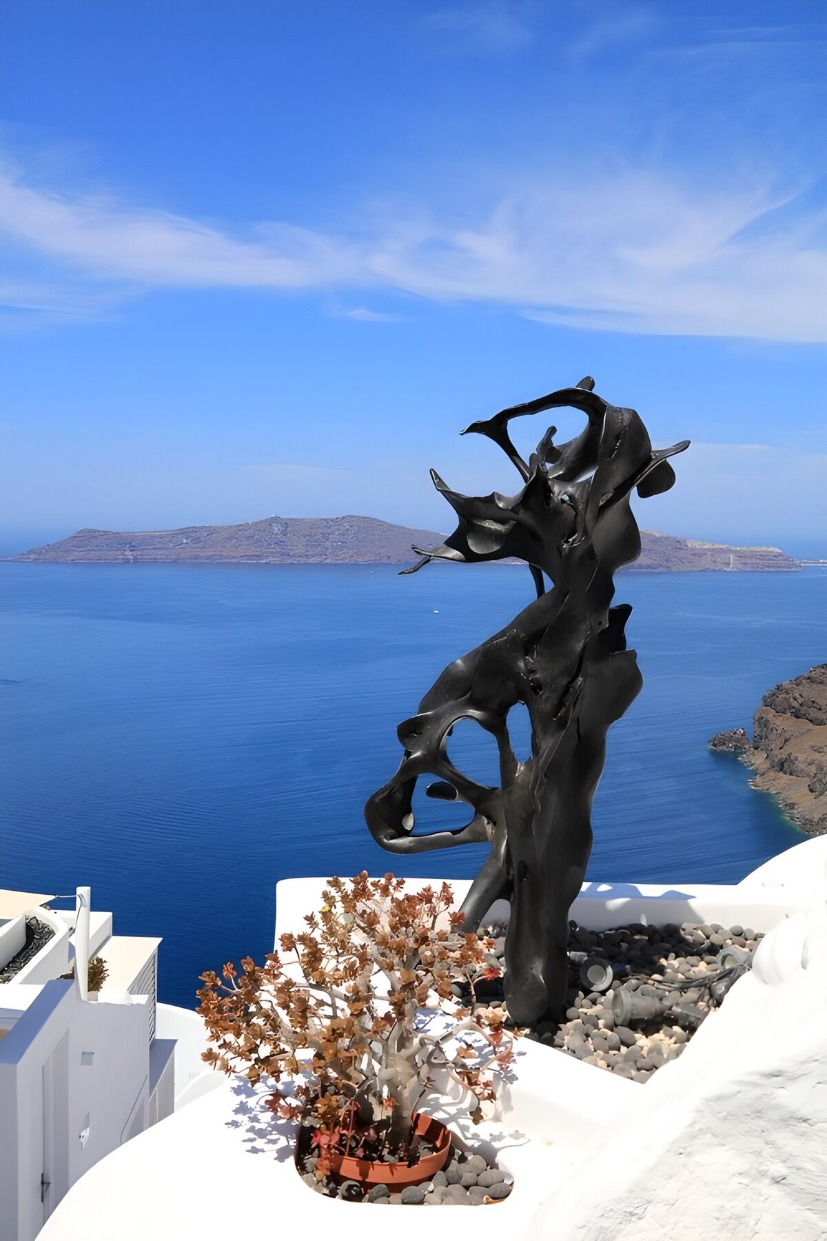TPDE35153: Skulptur mit Aussicht auf Santorin