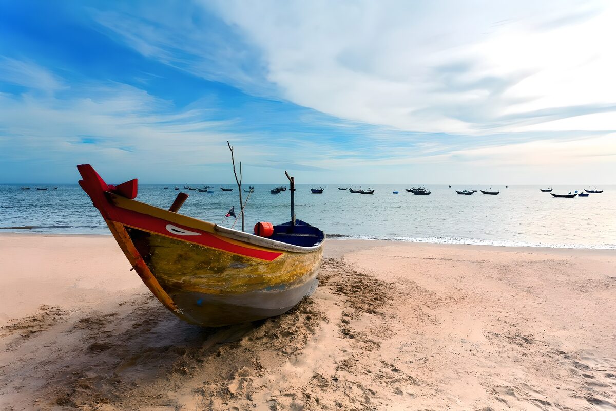 Fischerboote im Meer und auf dem Strand