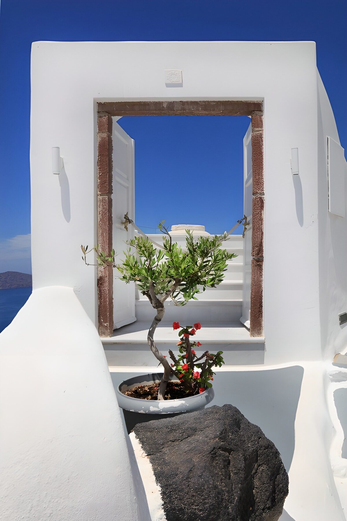 TPDE24386: Eingang zu einem Traum in Santorin