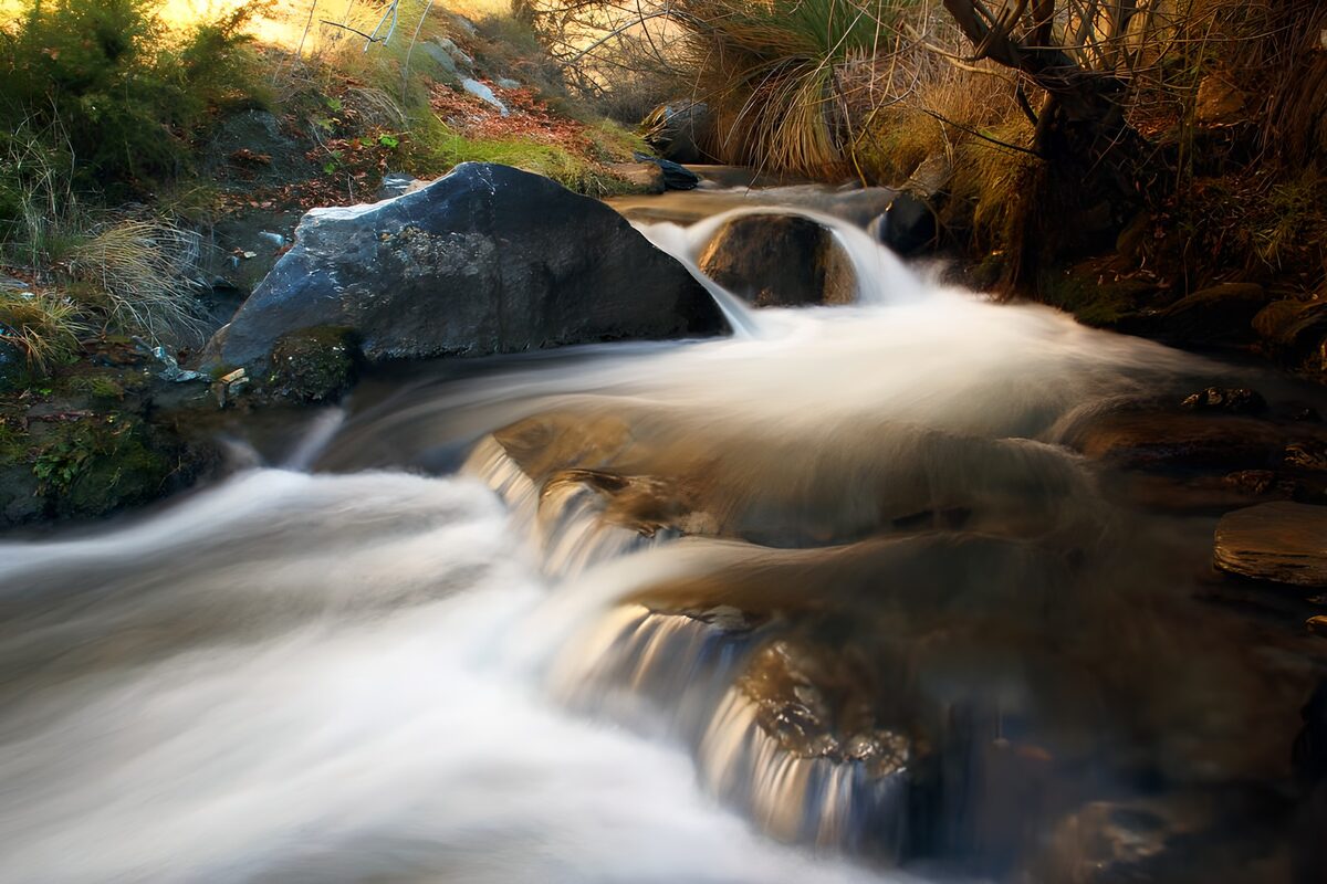 TPDE63352: weißes Spritzwasser eines Wasserfalls