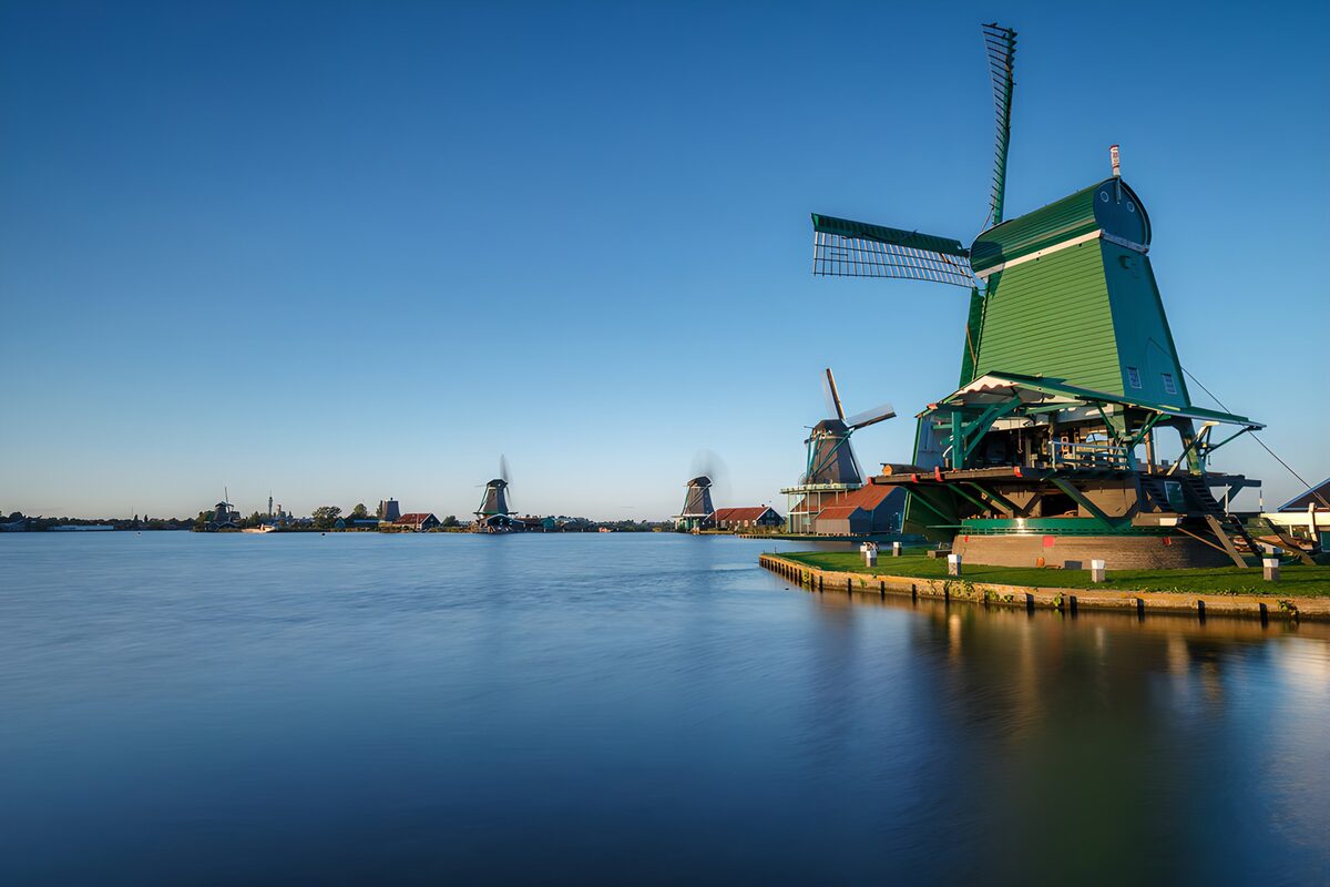 TPDE54015: Malerische Windmühlen am Wasser