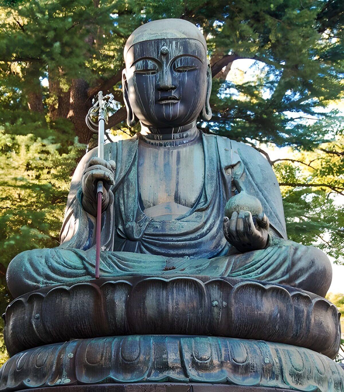 große Buddha mit Granatapfel und Schwert