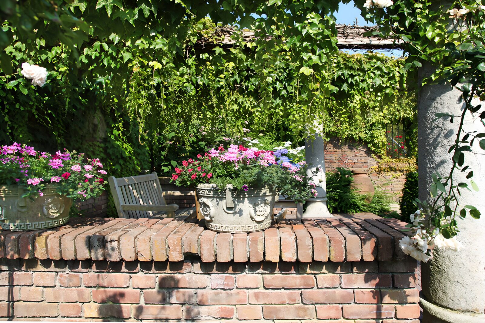 TPDE52446: Gartenpavillon mit blühenden Pflanzen