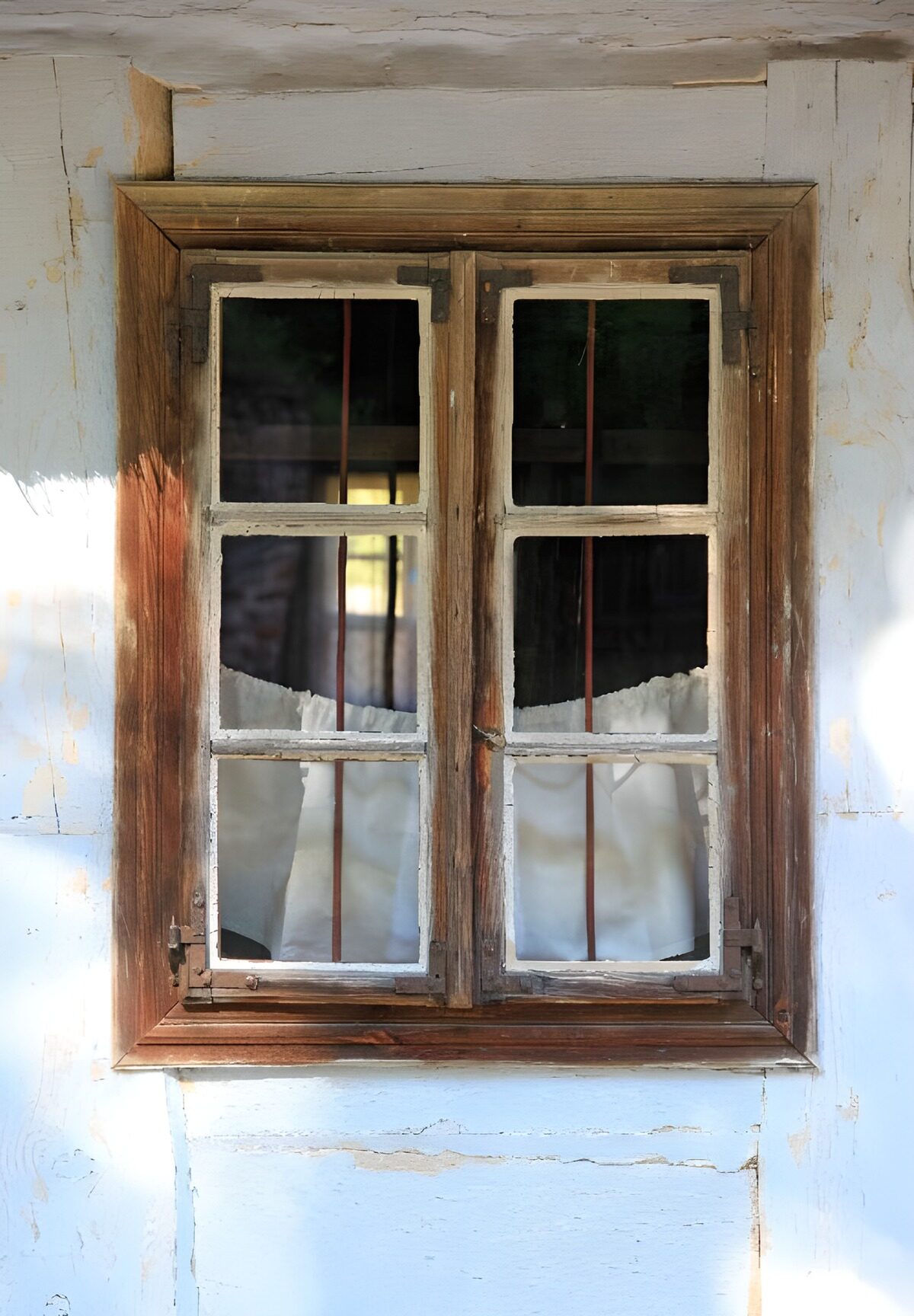 TPDE16411: Blick durch ein Fenster mit einer weißen Gardine