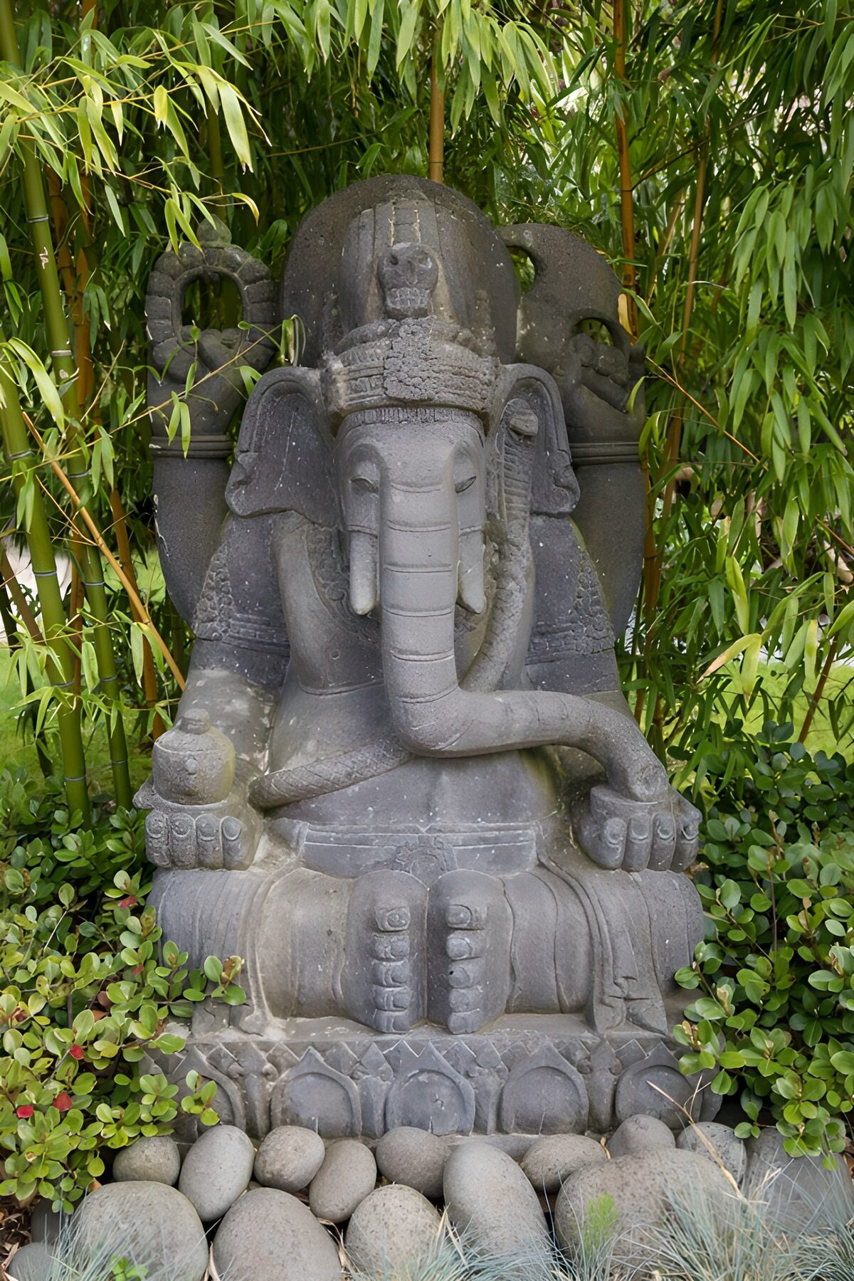 Steinfigur von Ganesha im Garten