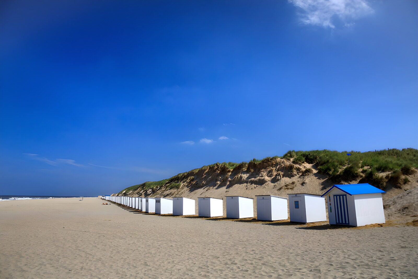 TPDE34637: Strandhütten am sonnigen Strand