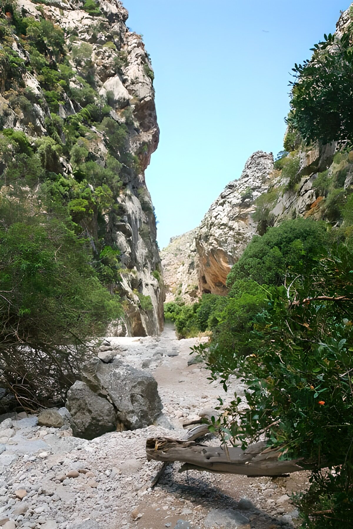 schmaler Wanderweg durch Felsen