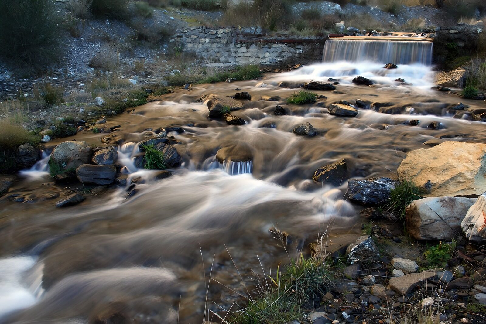TPDE73583: Das Wasser vom Wasserfall sucht seinen Weg